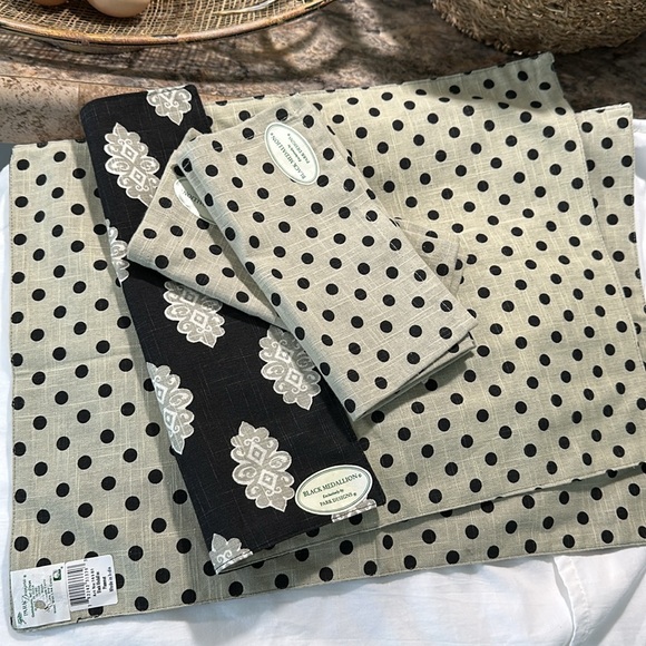 NWT set of 2 Blk Medallion reversible linen placemats w/2Matching Lg napkins NEW - Picture 5 of 8